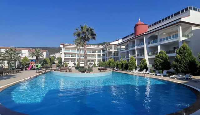 AKBÜK PLACE Recıdance Otel olanakları sunan acık ve kapalı havuz möbleli in Aydin