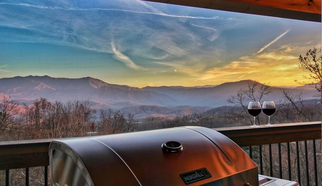 AMAZING Cabin! 5 Fireplaces! Covered Deck! STUNNING View! Hot Tub! Game Room! in Gatlinburg