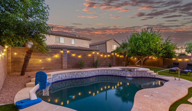 Amazing Modern 5/4 with Heated Pool Golf Community in Gilbert