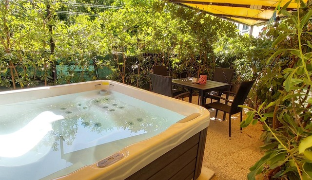 Apartment Johnny II Split Croatia, hot tub, centre, beach, old town, promenade in Split