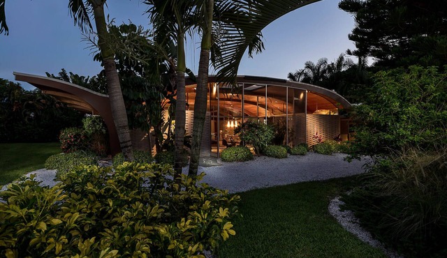 Architectural icon by Architect Victor A. Lundy. Prime location near beach. in Venice