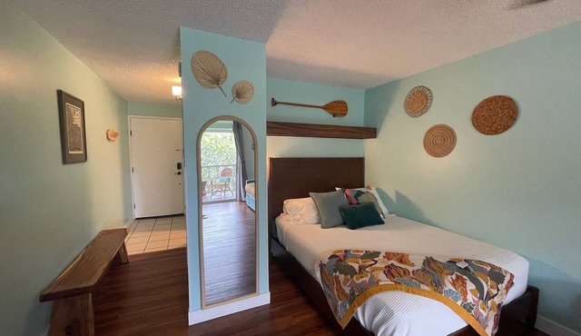 Beach Bungalow Condo in Kona - New Remodel with 3 Beds & Sleeps 4 + Pool in Kailua-Kona