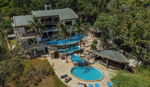 Beach front Spacious 8-bedroom villa in enjoyable Malindi with AC, WiFi in Malindi