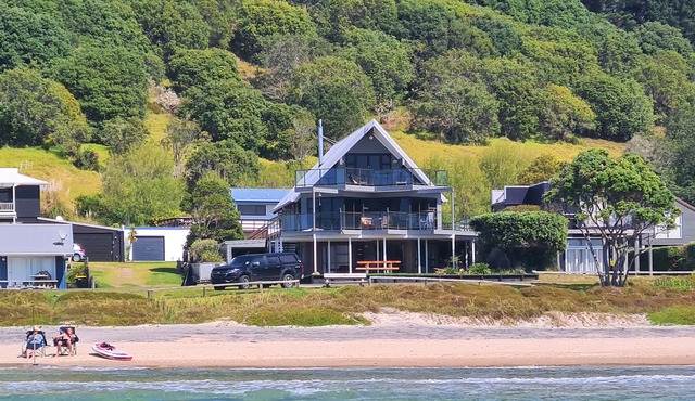 Beachfront Beauty - Opito Bay Holiday Home in Opito Bay