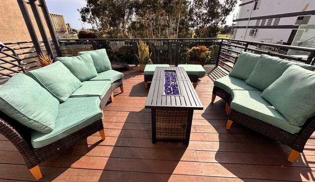 Beachy Private Get-A-Way! Large Deck facing Ocean! in Playa Del Rey