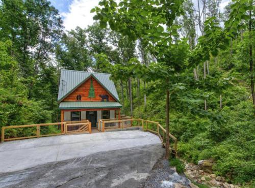 Bearly Hidden: Peaceful Creekside Escape with Hot Tub in Gatlinburg