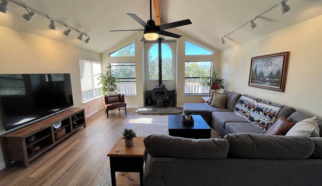 Beautiful 4-bedroom house with a deck overlooking the hills in North Fork in North Fork