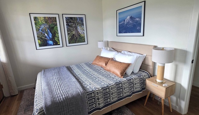 Beautiful Guest Suite with great views of Lake Washington & Cascade Mountains in Seattle