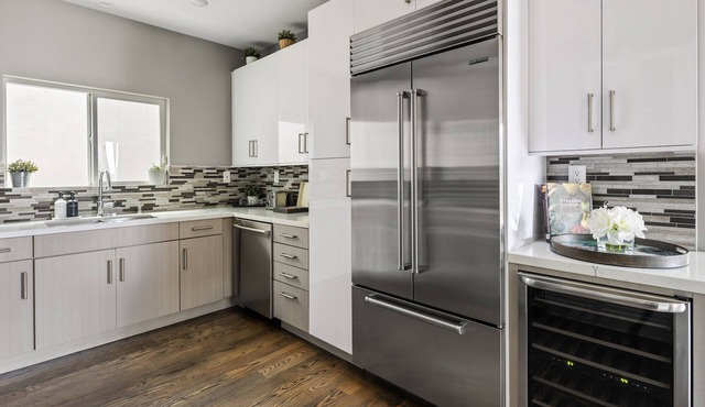 Beautiful Hollywood Hills Villa - Heated Pool, BBQ, Hollywood Sign Views in Los Angeles