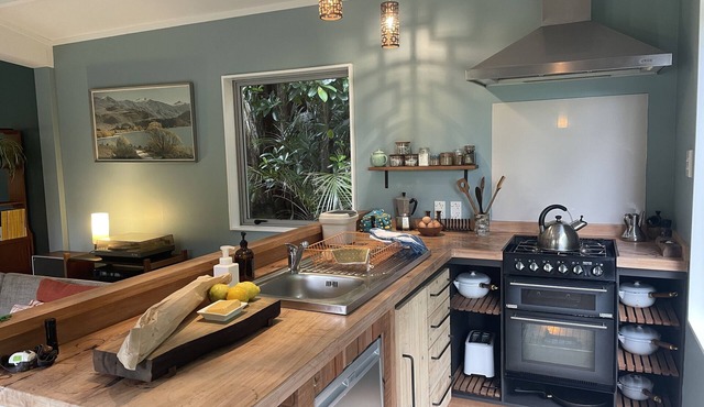 Beautiful native bush retreat in Matakana