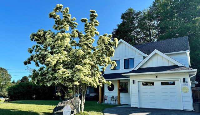 Beautiful new home, short stroll to the ocean. in Sooke