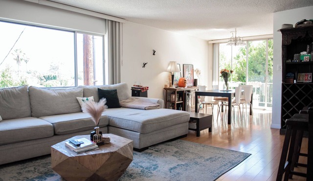 Bel Air & Beverly Hills - Charming & Bright/Top Floor Apartment: 2 Bed & 2 Bath in Los Angeles