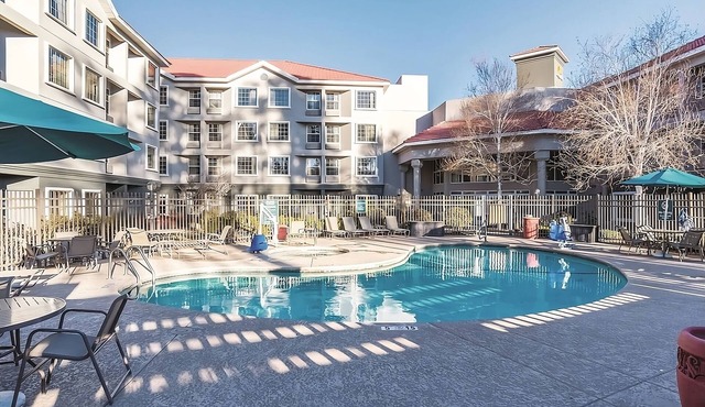 Better Choice for your Vacation! 2 Pet-Friendly Units, Pool, Free Parking in Flagstaff