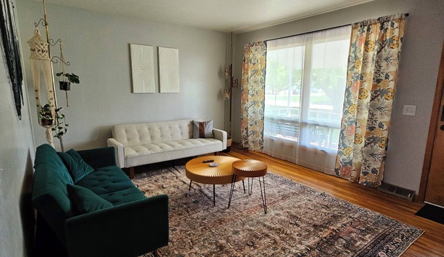 Boho House- 4 bedrooms/2 bath - just outside of Sioux City, close to everything! in Sergeant Bluff