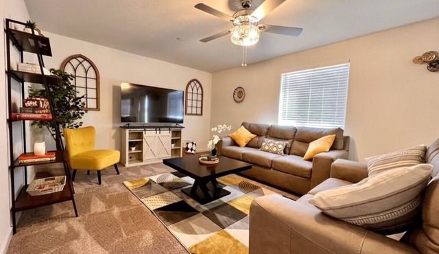 Brand New, 5 Bedroom/3 Bath Home- On your way to Yosemite! in Chowchilla