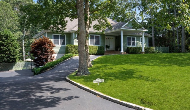 Bridgehampton gem in private community- 1 mile from the village in Bridgehampton