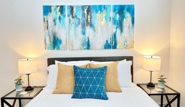 Bright 2 Bed/2 Bath w/Views Walk to the Beach DTSM in Santa Monica
