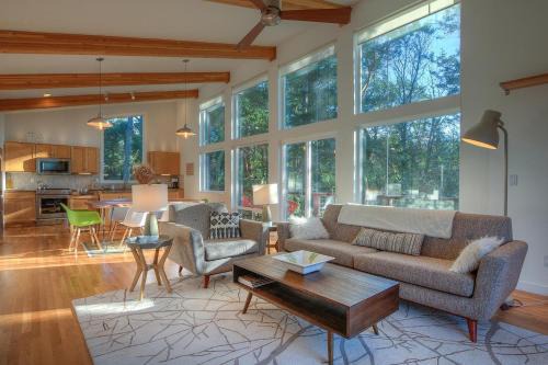 Bright, Contemporary, Walk to Town, Cafes & Beach in Eastsound
