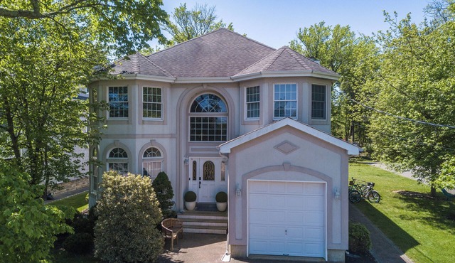 Bright, Spacious 4-bdrm Bay Head Shore Home - super close to beach, lake & town in Bay Head