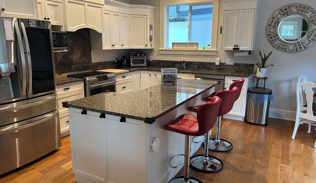 Bright Spacious Home w/Kids Areas in Victoria