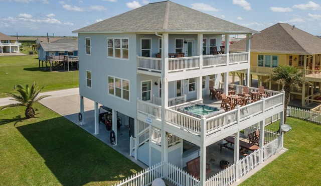 Cape Escape - Taste of Martha's Vineyard on Crystal Beach. Hot Tub w/view! in Crystal Beach