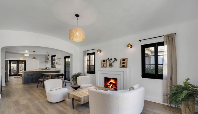 Central Cottage with Court Yard and Guest House in West Hollywood