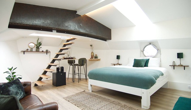 Central & Modern Eco-Houseboat 10 min walk to center in Amsterdam-West