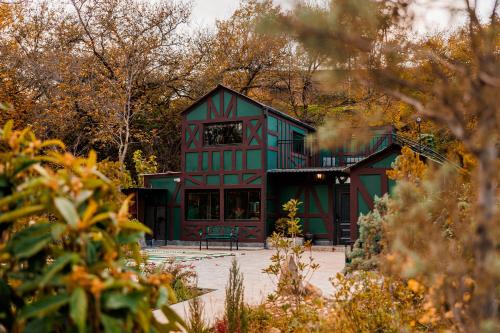 Chalet Green