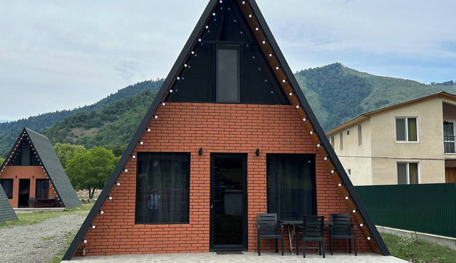 Charming 2-bedroom cottage with AC, WiFi in tranquil Borjomi