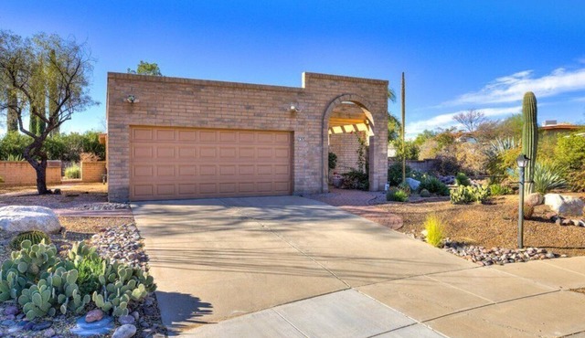 Charming 2-bedroom house in welcoming Green Valley with WiFi, AC in Green Valley