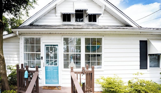 Charming 3-bedroom vintage beach cottage 5 minute walk to the Chesapeake Bay! in Virginia Beach