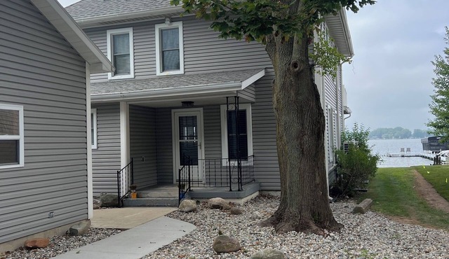 Charming Beachfront 4-bedroom cottage with WiFi, AC in Coldwater in Coldwater