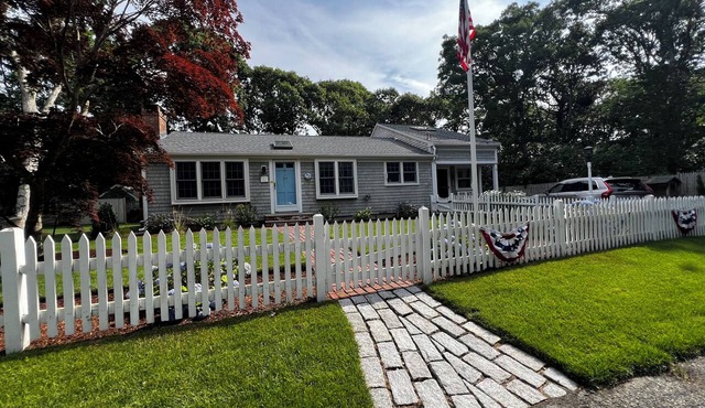 Charming Cape Cod Cottage walking distance to the beach in Harwich