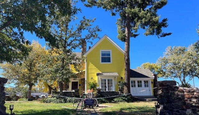 Charming Downtown Historic Yellow House - Route 66 Retreat & Grand Canyon Nearby in Williams