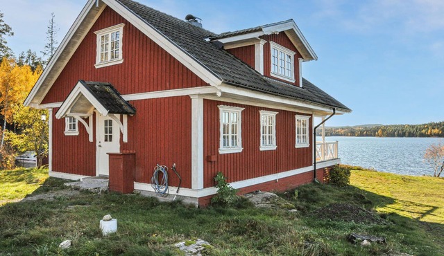 Charming, large vacation home with rowing boat and panoramic view, situated in a fantastic location in Edane