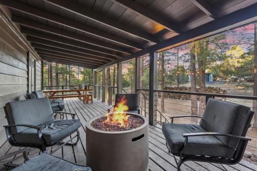 Charming Pines Cabin with Fireplace and BBQ in Show Low