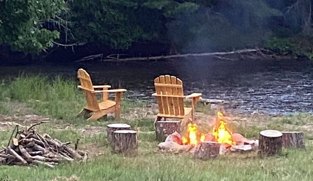 Charming riverfront house near Bolton Landing and Gore Mountain with AC in Warrensburg