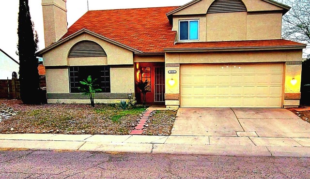 Cheerful 3 bedroom house with a beautiful backyard in Tucson