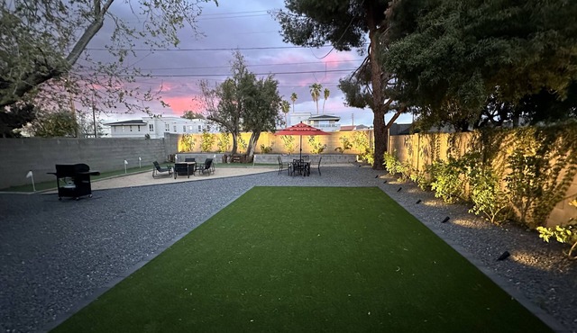Cheerful House in Central Phoenix Enclosed Backyard Close to Airport 🛫❤️ in Phoenix