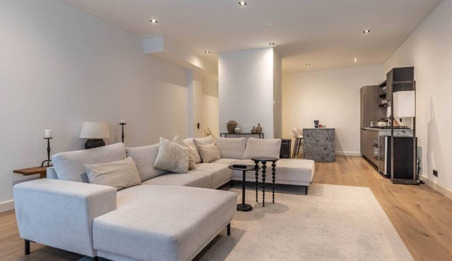 Chic 2-Bedroom Apartment in De Pijp Centrum | Walk to Museums, Cafés & Markets in Amsterdam