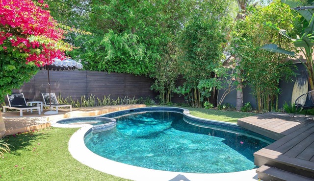 Chic Modern Residence with Heated Pool, Jacuzzi & BBQ in Los Angeles