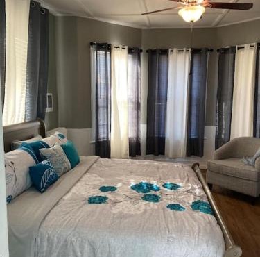 Classic King Suite Apartment in Schenectady