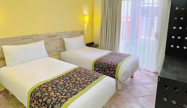 Classic-Style Room Near Dining & Shopping – Walkable Area in Cabo San Lucas