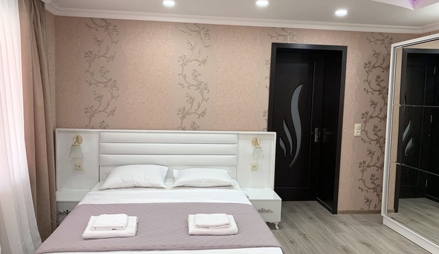 comfortable family hotel, pet friendly, with open pool, beautiful garden