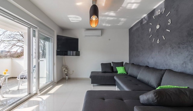 Comfortable holiday house with apartments/Amazing spacious apartment with patio and grill/A1 in Pula