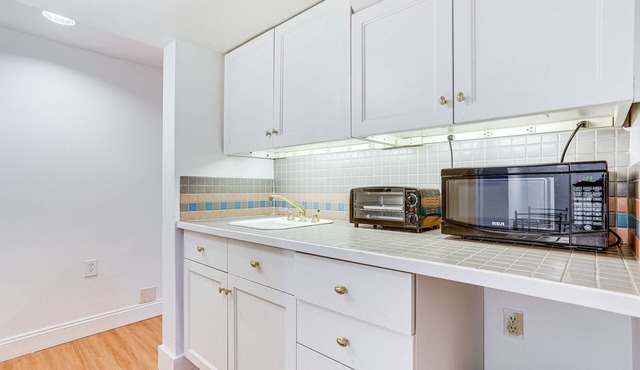 Comfy and Spacious Studio: 2 Mi to Downtown! in Seattle
