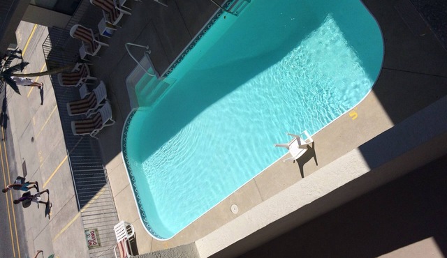 Condo with Private Pool, Just steps away from the Beach and Boardwalk in Wildwood