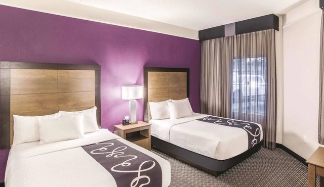 Convenient Stay, Superb Location! 3 Comfortable Units, Pool, Free Breakfast in Flagstaff