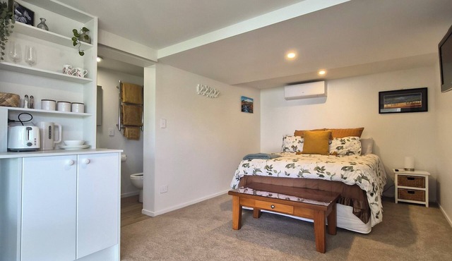 Cosy studio with AC and pool access in Whakatāne
