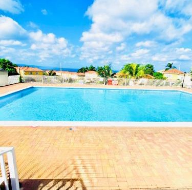 Country Club House Retreat - 2 bedroom House with Pool near Montego Bay Airport and Beach Strip in Montego Bay